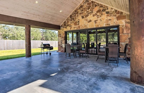 Wellborn House | College Station Getaway w/ Pool Table + Bar!