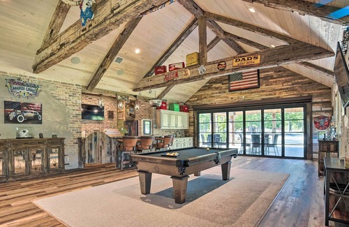 Wellborn House | College Station Getaway w/ Pool Table + Bar!