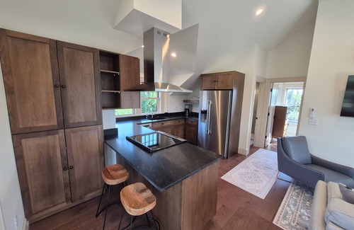 Northwest Everett Apartment | Colonial Flat in NW Everett