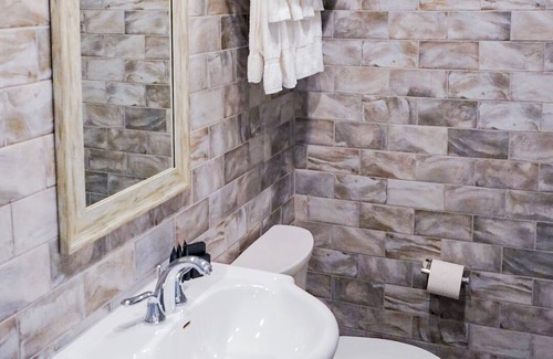 Grand Bend Hotel | Colonial Hotel & Suites - Triple Queen