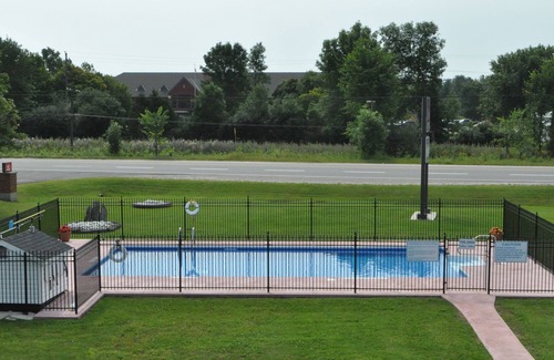 Tay Valley Hotel | Colonial House Motor Inn