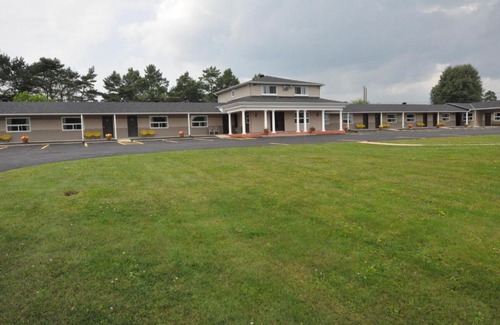 Tay Valley Hotel | Colonial House Motor Inn