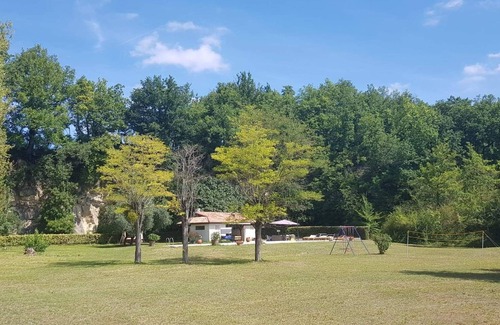 Vianne House | Colonial house surrounded by cliffs and trees