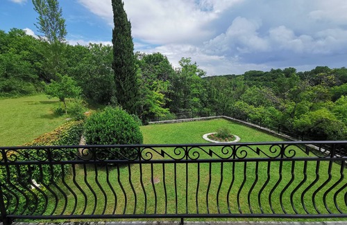 Vianne House | Colonial house surrounded by cliffs and trees