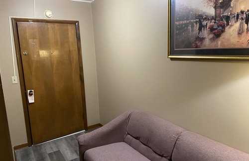 Dyersville Hotel | Colonial Inn Dyersville