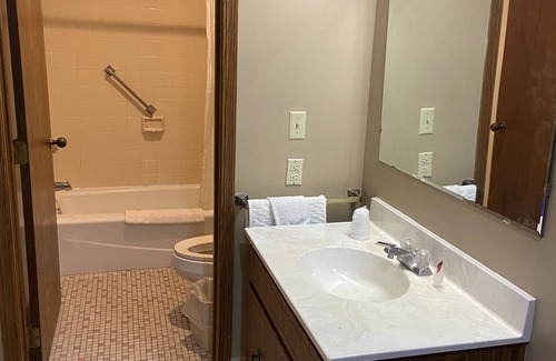 Dyersville Hotel | Colonial Inn Dyersville