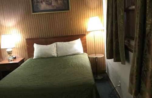 Dyersville Hotel | Colonial Inn Dyersville