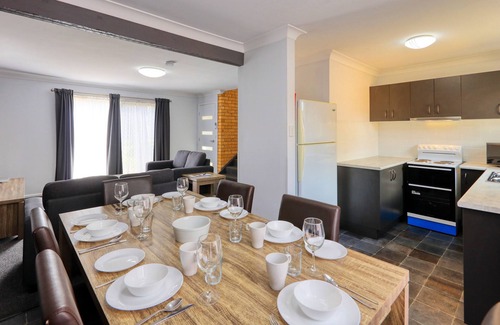 Young Hotel | Colonial Motel and Serviced Apartments