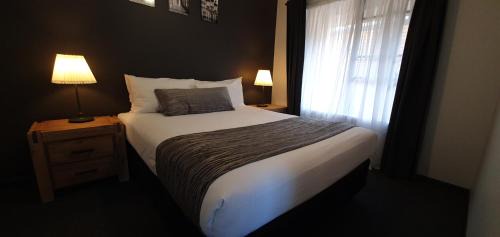 Young Hotel | Colonial Motel & Apartments