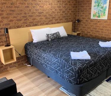 West Wyalong Hotel | Colonial Motor Inn