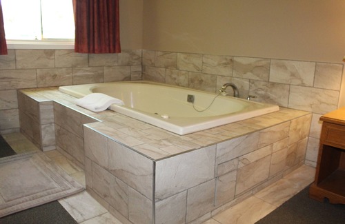 Gananoque Hotel | Colonial Resort-1000 Islands