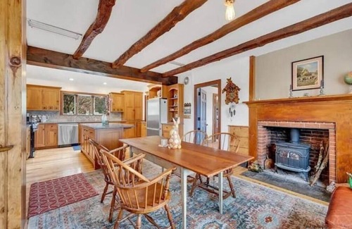 Newtown House | Colonial yellowhouse