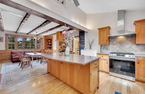 Newtown House | Colonial yellowhouse