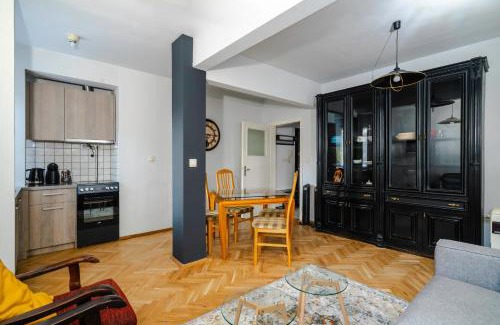 Oborishte Apartment | Colorful 2BD Apartment next to Serdika Center by Flat Mаnager