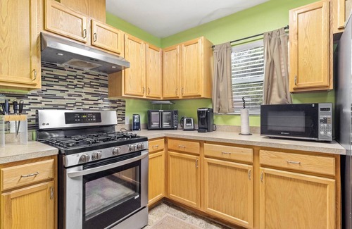 Gainesville House | Colorful 3 Bedroom Home - Close to GNV Airport