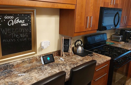 Waukegan House | Colorful 4-bedroom house-Vet owned-NAVAL Academy