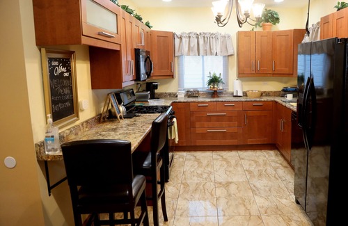Waukegan House | Colorful 4-bedroom house-Vet owned-NAVAL Academy