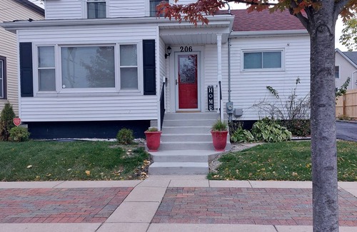 Waukegan House | Colorful 4-bedroom house-Vet owned-NAVAL Academy