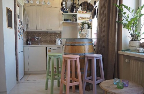 Toolo Apartment | Colorful 6th floor city studio + fast Wi-Fi