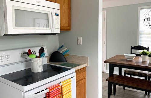 Pontiac House | Colorful and Stylish Retreat - 5 Min To GM