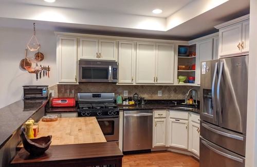 Bloomingdale House | Colorful, Artsy and Spacious 3BR/3BA 2 Level Condo