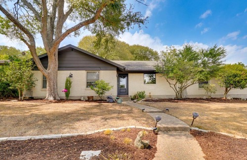 Oak Ridge House | Colorful Austin Home with Covered Patio and Gas Grill!