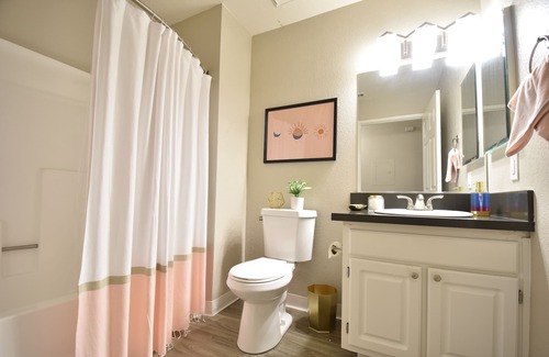 Sacramento Apartment | Colorful & Cozy King & Queen Suite