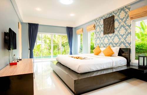 Thep Kasattri Hotel | Colorful Pool Villa