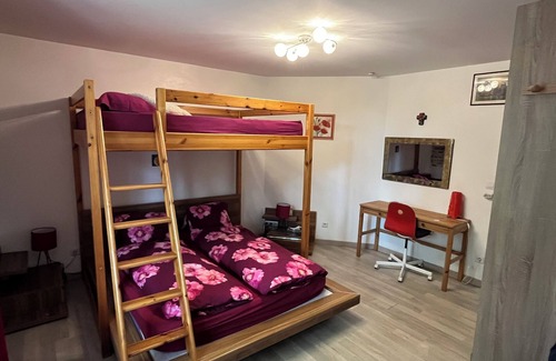Cormatin Bed & Breakfast | Colors of life - Chambre Rouge