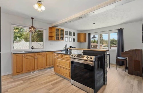 Drumheller House | Colour & Coal | Sleeps 14 | Historic Decor & River
