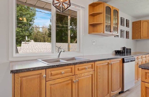 Drumheller House | Colour & Coal | Sleeps 14 | Historic Decor & River