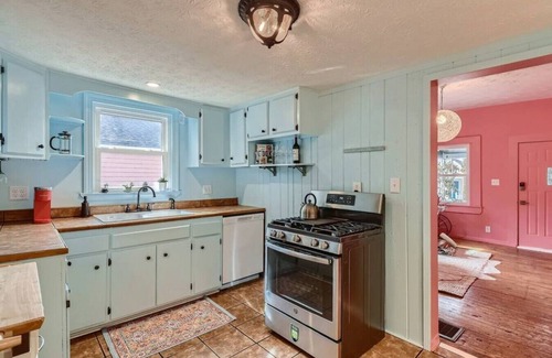 Cabbagetown House | Colour Crush: Walk to Bars, Restaurants, Beltline