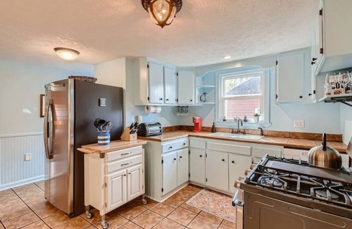 Cabbagetown House | Colour Crush: Walk to Bars, Restaurants, Beltline