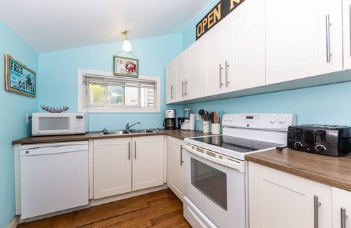 Port Stanley Cottage | Colours on Bessie - just a minute to the Beach!