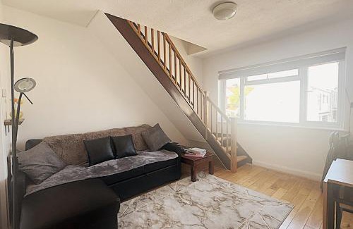 Edgware Apartment | Columbia Ave: 3 bedroom Artistic & Modern Retreat