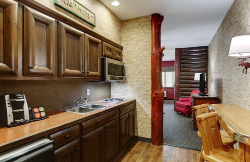 Columbia Hotel | Columbia's Rustic Haven w/Lodge-Themed Rooms & On-site Bar | 2 Units