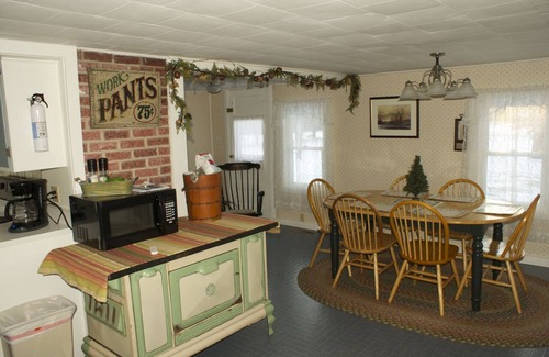 Waldoboro House | Come and relax in Mid Coast Maine. We are child and pet friendly.