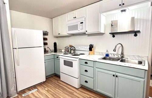 Billings House | Come and stay at Emerald Cottage, your mini home away from home.