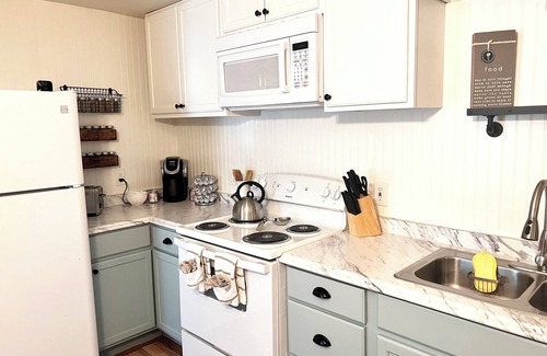 Billings House | Come and stay at Emerald Cottage, your mini home away from home.
