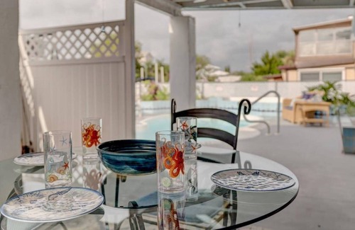 Hudson House | Come and stay where the Dolphins' Play