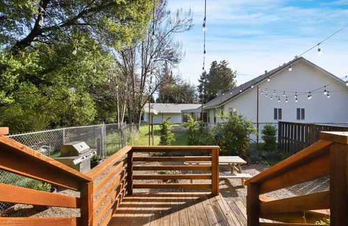 Lockeford Cottage | Come enjoy a relaxing comfortable stay at The Roost Book events spring 2022!