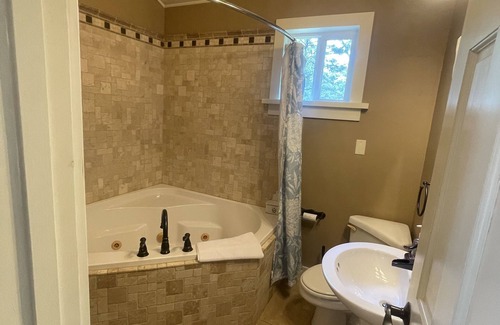 Gallatin Cabin | Come enjoy nature in our luxury studio cabins in Gallatin Missouri