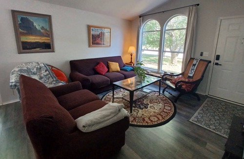 Fayetteville House | Come have a mimosa in Mimosa-Inn! Centrally located!