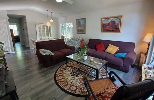 Fayetteville House | Come have a mimosa in Mimosa-Inn! Centrally located!