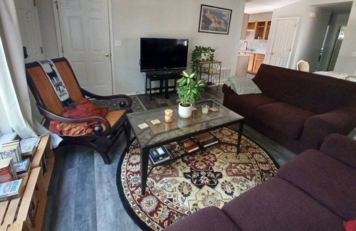 Fayetteville House | Come have a mimosa in Mimosa-Inn! Centrally located!