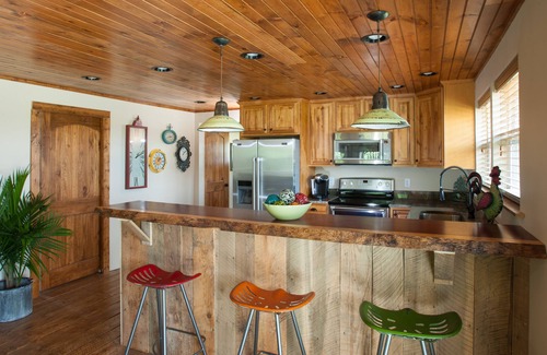 Leicester Cottage | Come pet the farm animals and enjoy mountain views