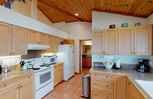 Gleneden Beach House | Come relax and enjoy the views of this peaceful, pet friendly, oceanfront home!