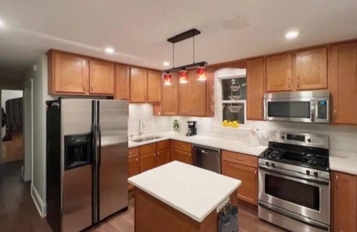 Kimball Apartment | Come rest your tired Chicago traveling feet in this comfy inner city home!