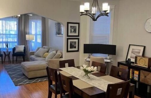Kimball Apartment | Come rest your tired Chicago traveling feet in this comfy inner city home!
