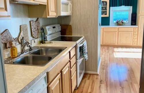 Arnold House | Come Seize the Bay! 4 miles from the Navy Campus